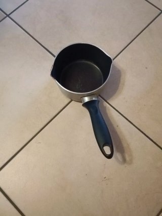 Pentolino in metallo con manico