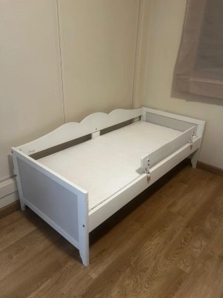 Cama infantil blanca con barrera