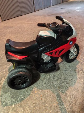 Moto a batería BMW niño (se regala)