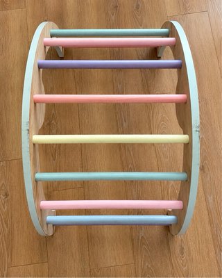 Arco Pikler Sklum de madera · Colores pastel