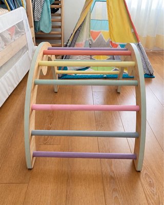 Arco Pikler Sklum de madera · Colores pastel
