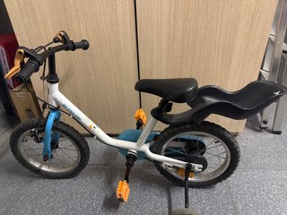 Bicicleta infantil Btwin blanca y azul