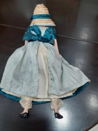 Muñeca de porcelana con vestido azul