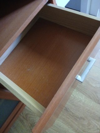 Mueble de madera con cristal
