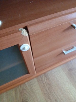 Mueble de madera con cristal