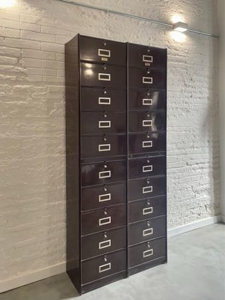 Antiguo mueble archivador industrial de metal