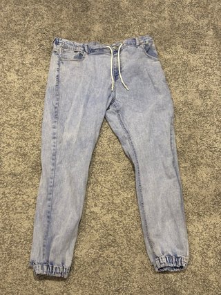 Vaqueros joggers desgastados hombre