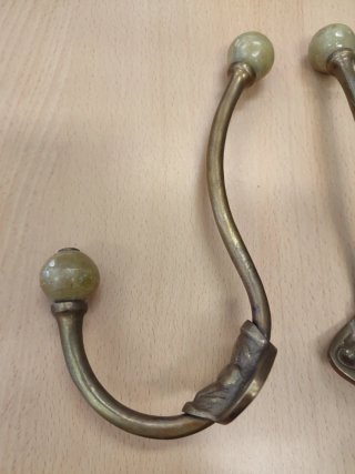 Tres perchas antiguas de metal