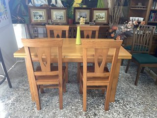 MESA EXTENSIBLE Y 4 SILLAS