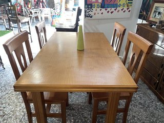 MESA EXTENSIBLE Y 4 SILLAS