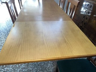 MESA EXTENSIBLE Y 4 SILLAS