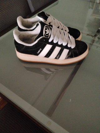 Zapatillas Adidas Negras y Blancas