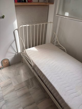 Cama infantil blanca con somier