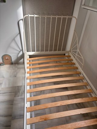 Cama infantil blanca con somier