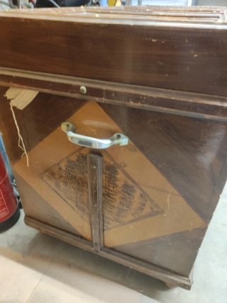 Baúl antiguo de madera con forro verde