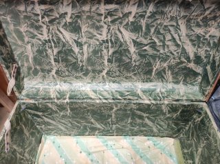 Baúl antiguo de madera con forro verde