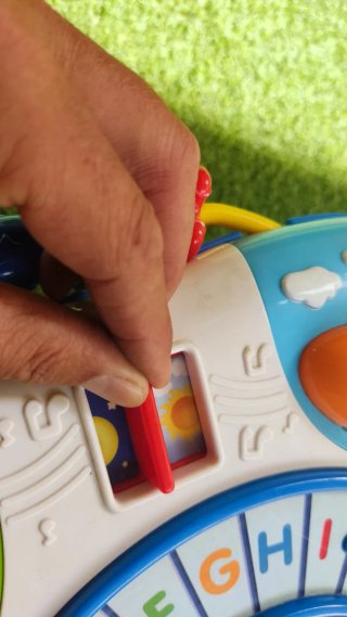 Mesa de actividades musicales y táctiles para bebé