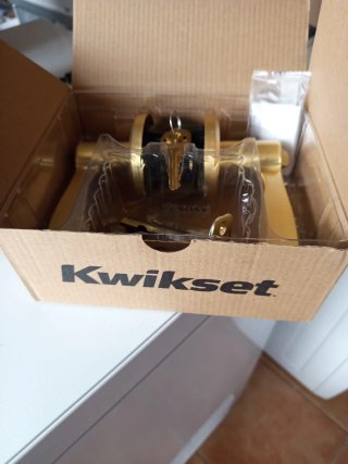 Manilla Kwikset con cerradura dorada