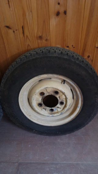Llantas Land Rover Santana con neumáticos 95%