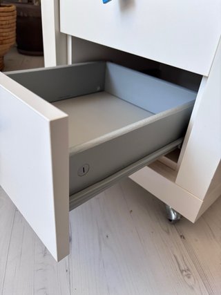 Cajonera Mesita Noche Blanca con Tiradores Azules