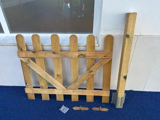 Puerta valla madera con poste y herrajes