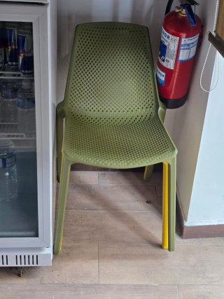 8 Sillas de Plástico Verdes y Amarillas