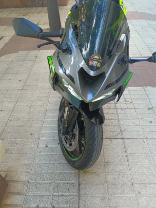 Kawasaki Ninja ZX6R Sportbike Negra y Verde