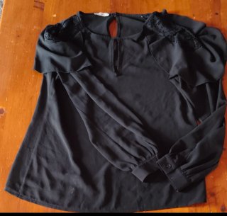 Blusa negra con encaje
