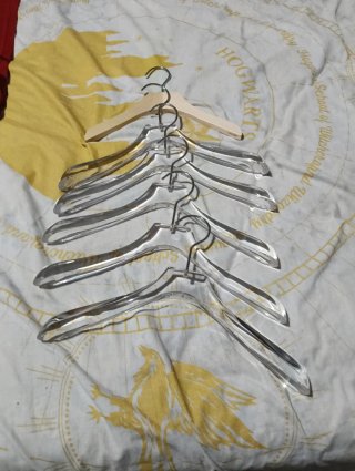 Perchas expositoras transparentes y una de madera