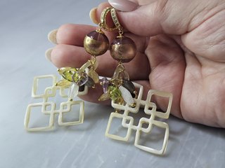 Orecchini in corno, vetro di Murano e quarzi