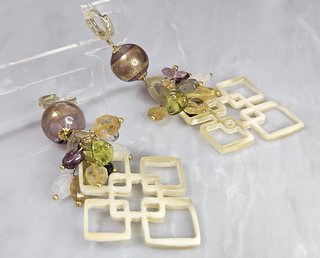 Orecchini in corno, vetro di Murano e quarzi