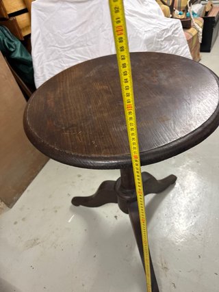 Mesa auxiliar redonda de madera antigua