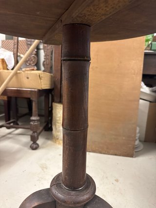Mesa auxiliar redonda de madera antigua