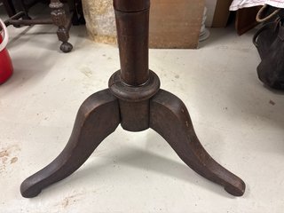 Mesa auxiliar redonda de madera antigua