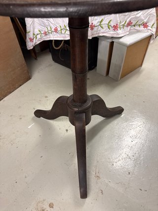 Mesa auxiliar redonda de madera antigua