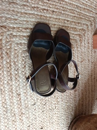 Sandalias de tacón marrones