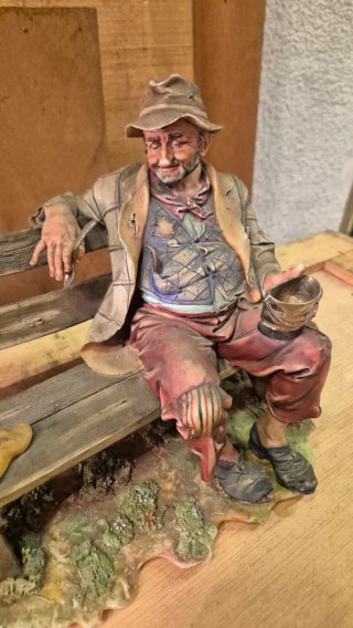 Figura Capodimonte - Vagabundo en Banco