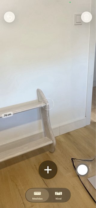 Estantería de madera pintada a mano