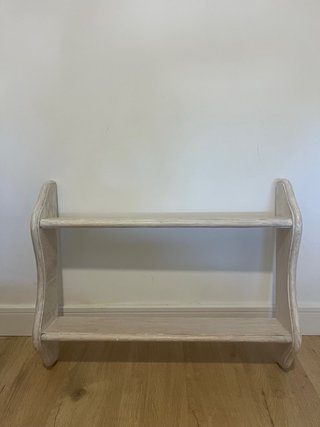 Estantería de madera pintada a mano