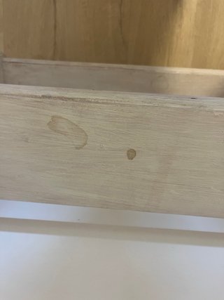 Estantería de madera pintada a mano