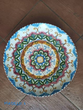 Grandi piatti in ceramica dipinti a mano