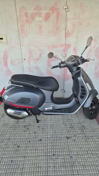 Vespa GTS Super Sport 125 gris
