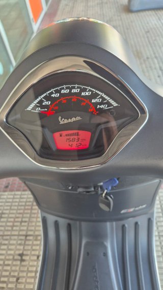 Vespa GTS Super Sport 125 gris