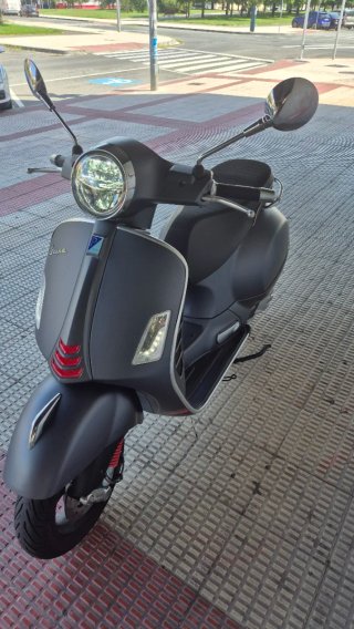 Vespa GTS Super Sport 125 gris
