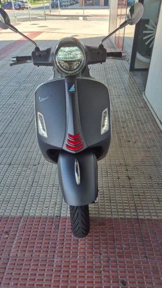 Vespa GTS Super Sport 125 gris