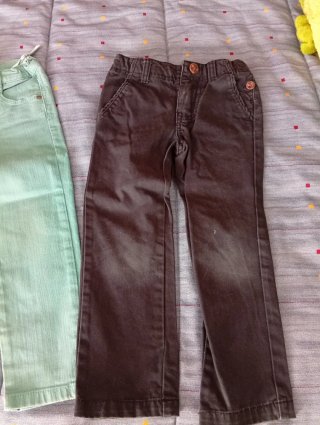 Lote de pantalones de niño de varias tallas.