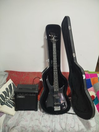 Bajo Eléctrico Negro con Funda y Amplificador