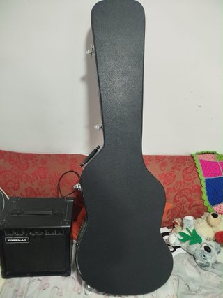 Bajo Eléctrico Negro con Funda y Amplificador