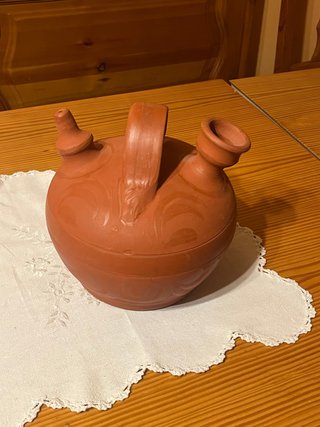Botijo de barro tradicional
