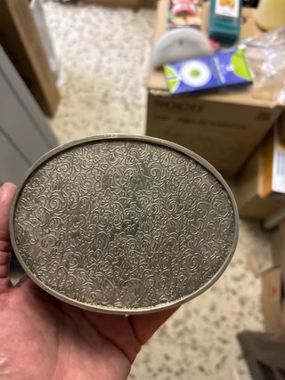 Caja metálica ovalada labrada